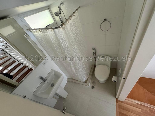 Espectacular Apartamento Duplex Con Clima De Montaña Y Terraza, Urb. Alto Hatillo. Mo 24-24908