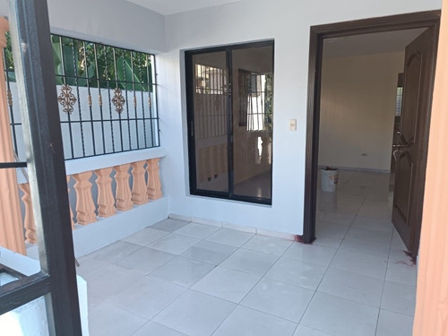 Imagen 2 de 30 de Vendo Casa De Oportunidad En Autopista De San Isidro 3 Habitaciones Principal Con Baño, Baños Común Sala Comedor Cocina Terraza, Cuarto De Servicio Con Baño Galería Marquesina. Cisterna 152 Metros