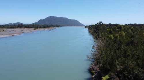 Maravillosa Parcela A Orilla Del Río Yelcho, Patagonia.