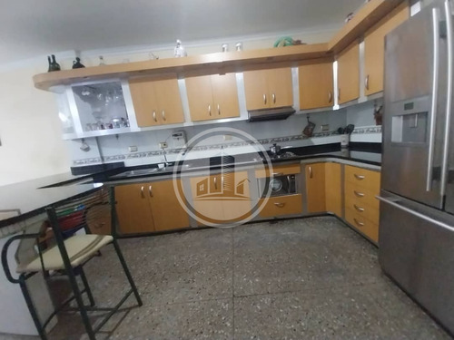 En Venta Hermosa Y Amplia Casa Ubicada En Barrio Lourdes Maracay 03js