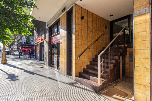Venta. Tres Ambientes Con Dependencia. Barracas.