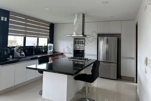 Venta De Casa Con Recámara En Planta Baja En Lomas De Angelópolis