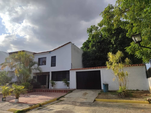 Raiza Suarez Vende Casa  En La Rosaleda, Este De Bqto, En Esquina Con Amplio Patio, Tu Nuevo Hogar,  Ideal Para Familias Numerosas Urbanismo Cerrado Brindándote Seguridad Y Tranquilidad  2 4- 1 2 4 4 