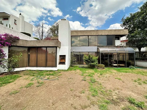 Casa En Excelente Ubicación, Calle Tranquila Y Con Vista Arbolada