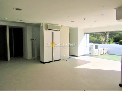 Excelente Local Sobre Avda Roosevelt- Ref: 12167