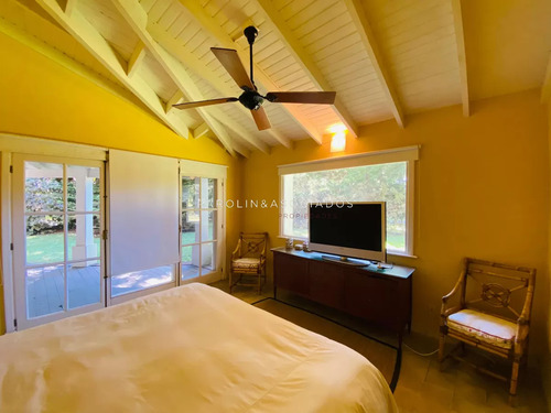 Casa En Venta De 3 Dormitorios En Barrio Privado, Laguna Blanca