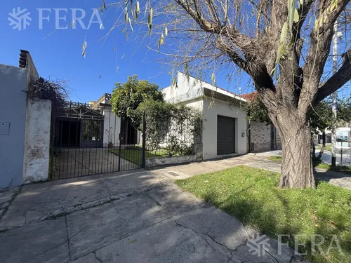 Venta Casa 3 Ambientes Con Local, Patio Y Cochera En Villa Dominico
