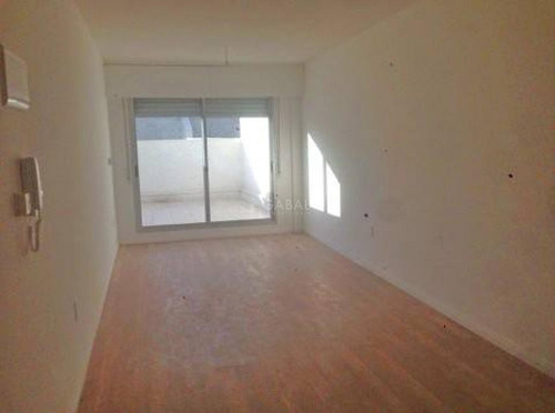 Venta De Excelente Monoambiente Sobre Av. Italia Con Patio