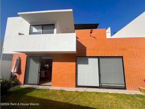 Zibatá Queretaro, Se Vende Casa Con 4 Recamaras Cada Uno Con Baño, Una En Planta Baja, Tiene Cuarto De Servicio Qh243673