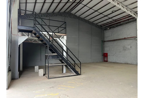 Arriendo Bodega De 219 M² En El Salto, Recoleta.