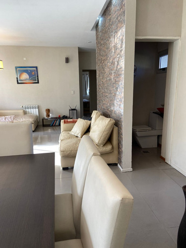 Casa Moderna De 3 Dormitorios + Dependencia. Amplio Garaje. Jardín Con Diferentes Niveles
