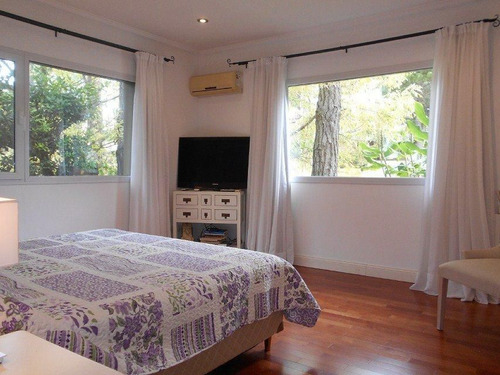 Chalet Moderno, En Dos Plantas, De 4 Dormitorios, Doble Gara
