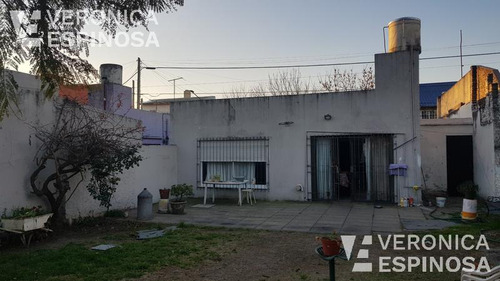 Casa De Tres Ambientes En Venta. Hurlingham.