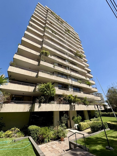 Un Edificio Clásico De Bellos Espacios