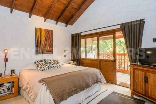 Casa Con Amplios Espacios Y Excelente Iluminación
