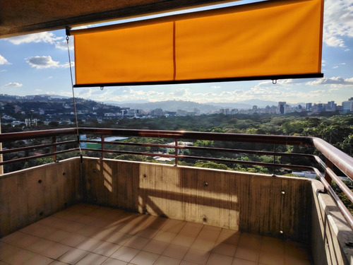 Se Alquila Amplio Y Cómodo Apartamento Con Excelente Ubicación En Urb. La Carlota. (13a)