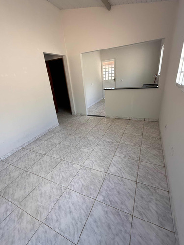 Casa Com Dois Quartos Sala E Cozinha Americana