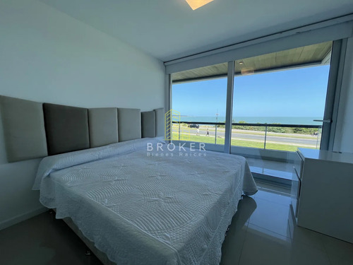 Venta Apartamento Primera Linea Mansa Frente Al Mar Con Parrillero Propio. Punta Del Este Uruguay