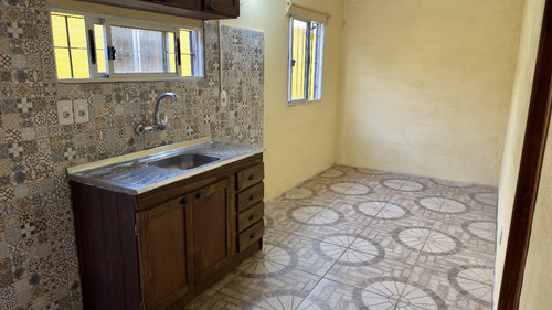 Alquiler Apartamento De 1 Dormitorio, Patio, Sobre Costanera El Pinar