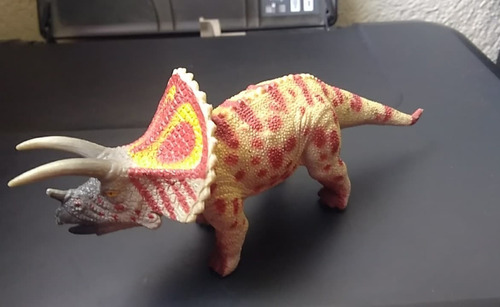 Geoworld Triceratops  Dinosaur Scale 1:60 16 Cms