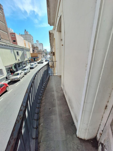 Terreno En Centro- 2 Dorm- Muy Amplio - Zona Urquiza