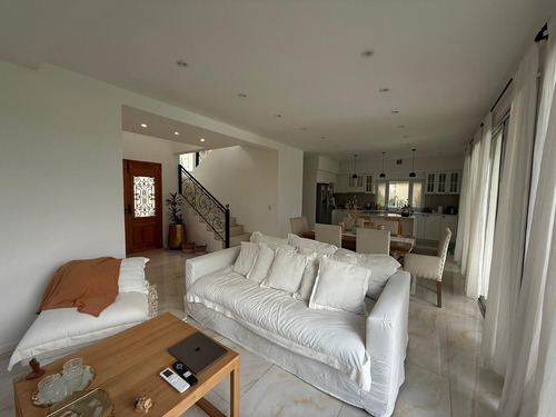 Casa En Venta 4 Dormitorios Barrio Santo Tomas Pilar