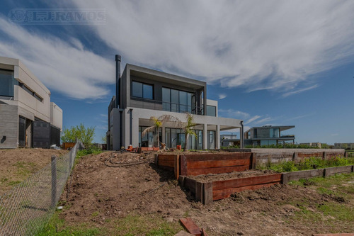 Casa Al Lago En Venta En El Barrio Acacias, Puertos / Escobar