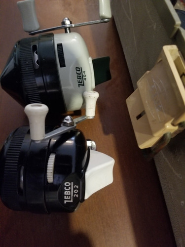 Caja De Pesca Antigua Plano Con Señuelos Y 2 Carretes Zebco (Usado)