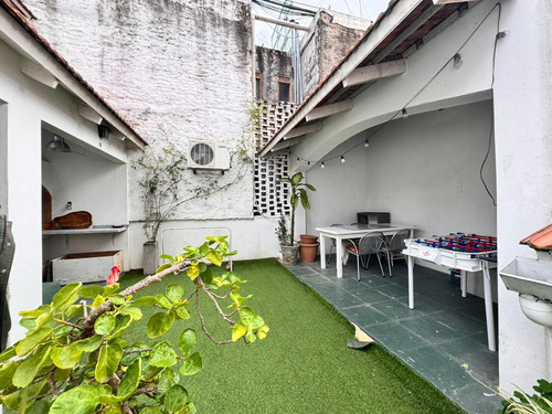Venta - Casa Pasillo A 2 Cuadras Del Río. 3 Dormitorios Y Patio. Alquila Cochera En Edificio Al Lado