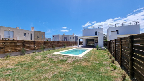 Casa Con Piscina - 30 Mts De La Playa - Vista Al Cerro Y Al Mar