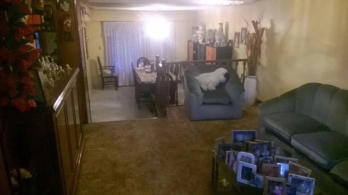 Casa En Venta - 4 Dormitorios 4 Baños - Cocheras - 303mts2 - Lanús