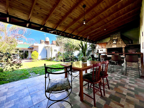 Casa En Venta De 1 Planta, Con Jardín, Quincho Y Garage - Barrio Santa Rita, Boulogne
