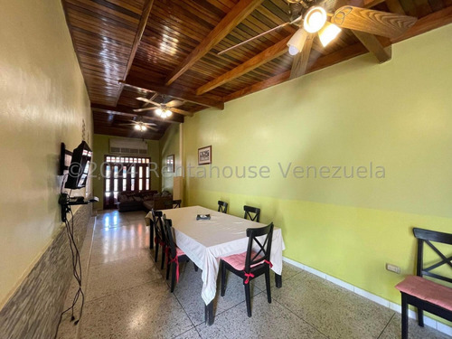 Hermosa Casa Quinta En Venta En El Piñal El Limon Conjunto Cerrado Con Piscina Area Parrilla Clima De Montaña Amplios Espacios Dos Cocinas Modernas Estef 24-14961