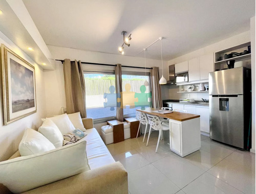 Venta De Moderno Apartamento De 1 Dormitorio A Metros De Playa Brava En Edificio Con Servicios - Ref : Eqp5900