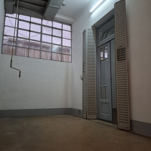 Amplio Departamento De 2 Habitaciones En Planta Baja Con Patio Y Techos Altos, Excelente Ubicación En La Ciudad De Buenos Aires. Perfecto Acceso A Transporte