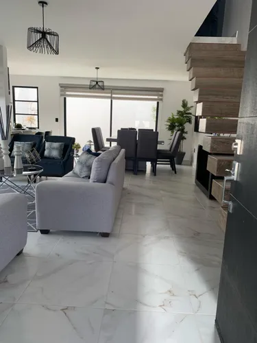 Casa En Venta Entre El Refugio Y Zibata, 3 Recamaras, 2.5 Baños, Alberca, S.24.7