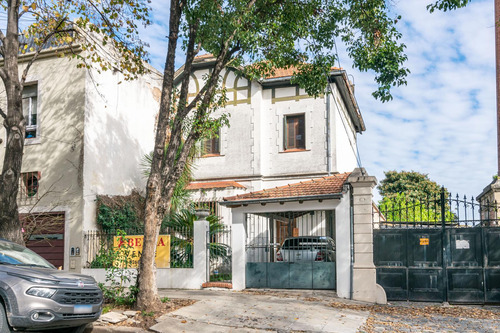 Casa  De 1930 -  Venta - 5 Amb - Cochera - Jardín - Coghlan