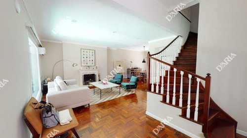 En Buena Zona Residencial, Chalet Totalmente Actualizado Con Lo Mejor, Jardin, Pileta.