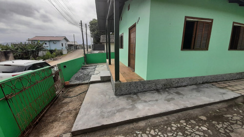 Casa Com Aprox. 250mts, 3 Quartos, 2 Salas, Cozinha, Banheiro, Área De Serviço Com Fogão A Lenha, Churrasqueira E Garagem