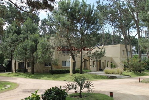 Venta Casa En Laguna Blanca , Manantiales 4 Dormitorios - Ref: 18844