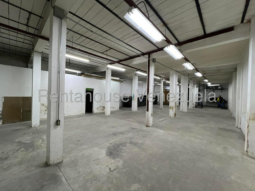 Edificio Industrial En Alquiler En Catia Con Montacarga Y Electricidad 440 Ideal Para Fabricas Depositos Distribuidores Con Showroom Exhibicion Galpon Oficinas Deposito Importadores 25-10144