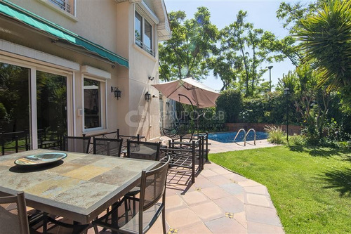 Imagen 10 de 21 de Preciosa Casa Tres Pisos, Con Excelentes Espacios Y Piscina.