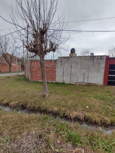 Calle 152bis Esq 521 - Casa 2 Dormitorios C/ Cochera Y Monoambiente