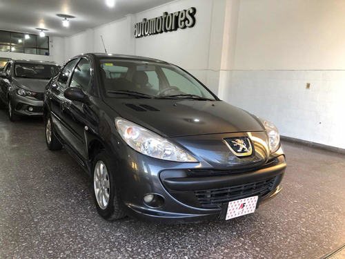 Peugeot 207 1.4 Sedan Xs 2010 Permuto / Financio !!