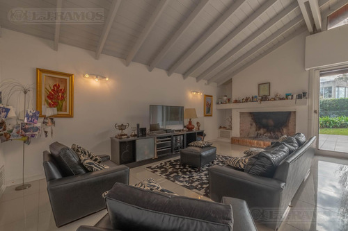 Lj Ramos | Vende | Casa En Campo Chico, Pilar | Luminosa Y Amplia C/ Pileta |