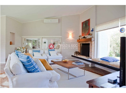 Excelente Propiedad A 100 Metros Del Mar - Ref: 5694