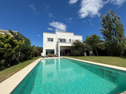 Casa En Venta A La Laguna En El Cantón, Escobar, G.b.a. Zona Norte