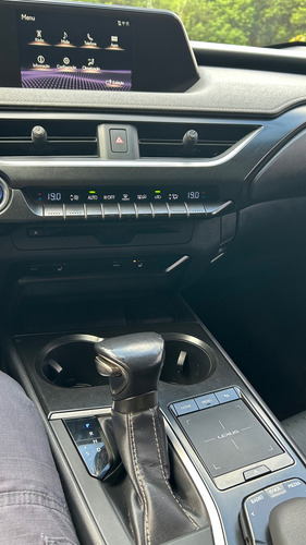 Lexus UX 2.0 Dynamic Aut. 5p Hibrido
