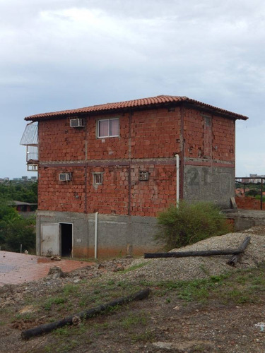 Terreno Con Amplia Casa Maneiro