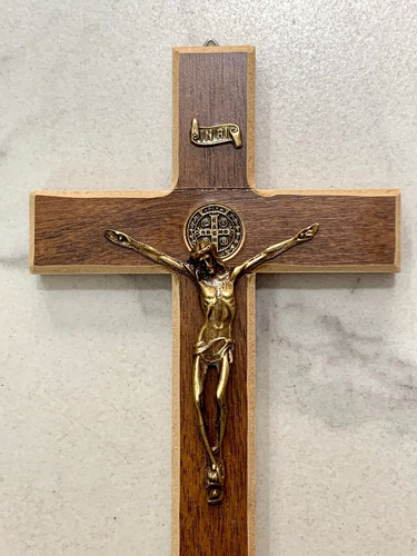 Crucifixo De Madeira E Metal Medalha São Bento 23cm Lindo